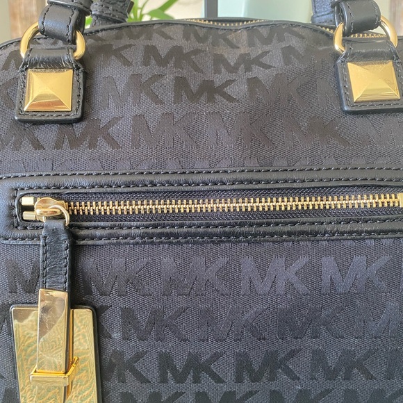 Michael Kors Signature Logo Large Purse (Black) w/Gold Hardware. - Picture 2 of 13
